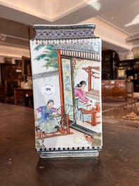 Vase de forme rectangulaire en porcelaine de Chine famille rose, R&eacute;publique, 20&egrave;me si&egrave;cle