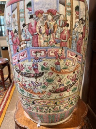 Paire d'importants vases en porcelaine de Chine famille rose &agrave; sujet narratif, 19&egrave;me si&egrave;cle