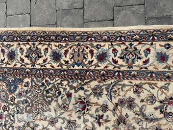 Tapis oriental de type Nain &agrave; d&eacute;cor floral, laine et soie sur coton, deuxi&egrave;me moiti&eacute; du 20&egrave;me si&egrave;cle