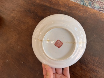 Quatre soucoupes et un bol couvert en porcelaine de Chine famille rose &agrave; d&eacute;cor 'Wu Shuang Pu', 19&egrave;me si&egrave;cle