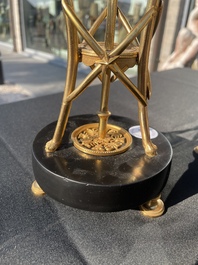 Paire de bougeoirs cassolettes Louis XVI en forme d'ath&eacute;nienne en bronze dor&eacute; &agrave; d&eacute;cor de feuilles d'acanthe et de t&ecirc;tes de b&eacute;lier, fin du 18&egrave;me si&egrave;cle