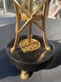 Paire de bougeoirs cassolettes Louis XVI en forme d'ath&eacute;nienne en bronze dor&eacute; &agrave; d&eacute;cor de feuilles d'acanthe et de t&ecirc;tes de b&eacute;lier, fin du 18&egrave;me si&egrave;cle