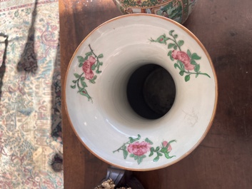 Paire de vase en porcelaine de Chine famille rose de Canton sur fond c&eacute;ladon &agrave; d&eacute;cor de sc&egrave;nes de palais, d'animaux et d'antiquit&eacute;s, 19&egrave;me si&egrave;cle