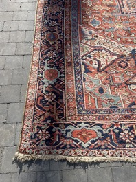 Grand tapis oriental de type Heriz &agrave; d&eacute;cor floral, laine sur coton, premi&egrave;re moiti&eacute; du 20&egrave;me si&egrave;cle
