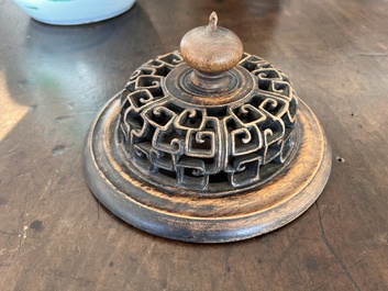 Vase en porcelaine de Chine famille verte &agrave; d&eacute;cor de dame et de quatre gar&ccedil;ons sur une terrasse, 19&egrave;me si&egrave;cle