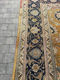 Grand tapis oriental de type Tabriz &agrave; d&eacute;cor floral, laine sur coton, deuxi&egrave;me quart du 20&egrave;me si&egrave;cle