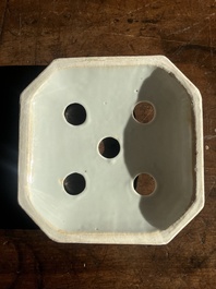 Paire de pique-fleurs en porcelaine de Chine famille rose de Canton &agrave; d&eacute;cor en relief et d'oiseaux parmi des branches fleuries, 19&egrave;me si&egrave;cle