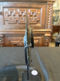 Trois disques bi en jade et serpentine, Chine, probablement &eacute;poque Liangzhu et post&eacute;rieur