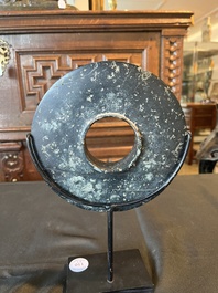 Trois disques bi en jade et serpentine, Chine, probablement &eacute;poque Liangzhu et post&eacute;rieur