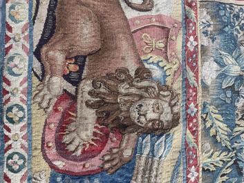 Importante tapisserie murale de Bruges repr&eacute;sentant 'Les porte-drapeaux' de la s&eacute;rie 'Les Triomphes de C&eacute;sar', seconde moiti&eacute; du 16&egrave;me si&egrave;cle