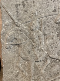 Important bas-relief en pierre sculpt&eacute;e figurant une carrosse sur un pont, 19&egrave;me/20&egrave;me si&egrave;cle