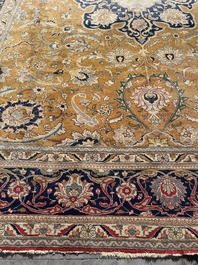 Grand tapis oriental de type Tabriz &agrave; d&eacute;cor floral, laine sur coton, deuxi&egrave;me quart du 20&egrave;me si&egrave;cle