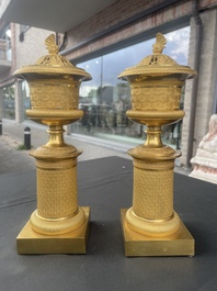 Paire de cassolettes ou vases pots-pourris Empire en bronze dor&eacute;, France, 1&egrave;re moiti&eacute; du 19&egrave;me si&egrave;cle