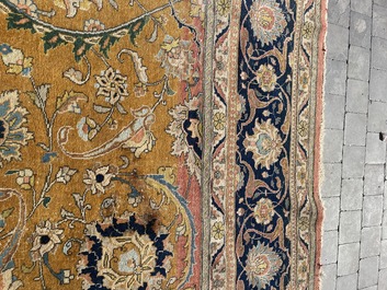 Grand tapis oriental de type Tabriz &agrave; d&eacute;cor floral, laine sur coton, deuxi&egrave;me quart du 20&egrave;me si&egrave;cle