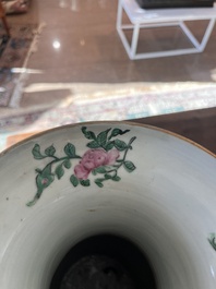 Paire de vase en porcelaine de Chine famille rose de Canton sur fond c&eacute;ladon &agrave; d&eacute;cor de sc&egrave;nes de palais, d'animaux et d'antiquit&eacute;s, 19&egrave;me si&egrave;cle