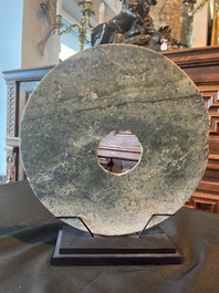 Trois disques bi en jade et serpentine, Chine, probablement &eacute;poque Liangzhu et post&eacute;rieur