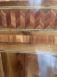 Commode d'&eacute;poque Louis XVI en placage d'acajou, parqueterie, montures en bronze dor&eacute; et dessus en marbre, estampill&eacute;e N. Petit, der. quart du 18&egrave;me s.