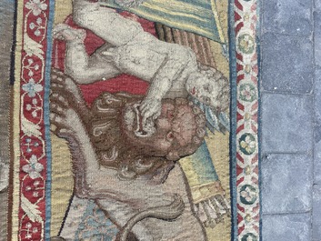 Importante tapisserie murale de Bruges repr&eacute;sentant 'Les porte-drapeaux' de la s&eacute;rie 'Les Triomphes de C&eacute;sar', seconde moiti&eacute; du 16&egrave;me si&egrave;cle