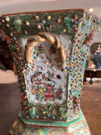 Paire de pique-fleurs en porcelaine de Chine famille rose de Canton &agrave; d&eacute;cor en relief et d'oiseaux parmi des branches fleuries, 19&egrave;me si&egrave;cle