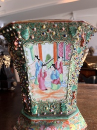 Paire de pique-fleurs en porcelaine de Chine famille rose de Canton &agrave; d&eacute;cor en relief et d'oiseaux parmi des branches fleuries, 19&egrave;me si&egrave;cle