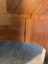 Commode d'&eacute;poque Louis XV en placage, parqueterie, montures en bronze dor&eacute; et dessus en marbre, estampill&eacute;e Galet, deuxi&egrave;me moiti&egrave; du 18&egrave;me s.