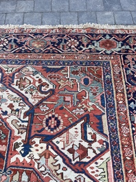 Grand tapis oriental de type Heriz &agrave; d&eacute;cor floral, laine sur coton, premi&egrave;re moiti&eacute; du 20&egrave;me si&egrave;cle