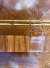 Commode d'&eacute;poque Louis XVI en placage d'acajou, parqueterie, montures en bronze dor&eacute; et dessus en marbre, estampill&eacute;e N. Petit, der. quart du 18&egrave;me s.