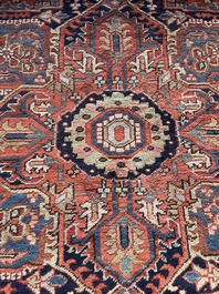 Grand tapis oriental de type Heriz &agrave; d&eacute;cor floral, laine sur coton, premi&egrave;re moiti&eacute; du 20&egrave;me si&egrave;cle