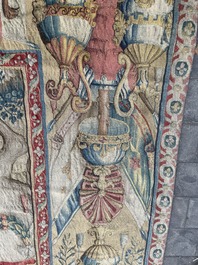 Importante tapisserie murale de Bruges repr&eacute;sentant 'Les porte-drapeaux' de la s&eacute;rie 'Les Triomphes de C&eacute;sar', seconde moiti&eacute; du 16&egrave;me si&egrave;cle