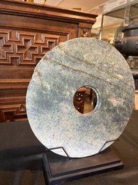 Trois disques bi en jade et serpentine, Chine, probablement &eacute;poque Liangzhu et post&eacute;rieur