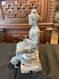 Un Bouddha et un Ganesh Majapahit en bronze oxyd&eacute;, Java de l'Est, 13&egrave;me/14&egrave;me si&egrave;cle