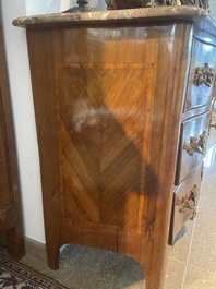 Commode d'&eacute;poque Louis XV en placage, parqueterie, montures en bronze dor&eacute; et dessus en marbre, estampill&eacute;e Galet, deuxi&egrave;me moiti&egrave; du 18&egrave;me s.