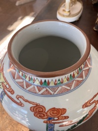 Vase en porcelaine de Chine famille verte &agrave; d&eacute;cor de dame et de quatre gar&ccedil;ons sur une terrasse, 19&egrave;me si&egrave;cle