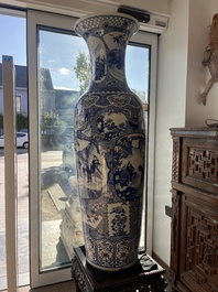 Important vase en porcelaine de Chine en bleu, blanc et rouge de cuivre, 19&egrave;me si&egrave;cle