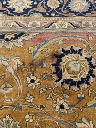 Grand tapis oriental de type Tabriz &agrave; d&eacute;cor floral, laine sur coton, deuxi&egrave;me quart du 20&egrave;me si&egrave;cle