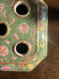 Paire de pique-fleurs en porcelaine de Chine famille rose de Canton &agrave; d&eacute;cor en relief et d'oiseaux parmi des branches fleuries, 19&egrave;me si&egrave;cle