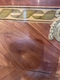 Commode d'&eacute;poque Louis XVI en placage d'acajou, parqueterie, montures en bronze dor&eacute; et dessus en marbre, estampill&eacute;e N. Petit, der. quart du 18&egrave;me s.