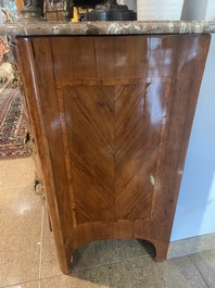 Commode d'&eacute;poque Louis XV en placage, parqueterie, montures en bronze dor&eacute; et dessus en marbre, estampill&eacute;e Galet, deuxi&egrave;me moiti&egrave; du 18&egrave;me s.