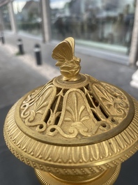 Paire de cassolettes ou vases pots-pourris Empire en bronze dor&eacute;, France, 1&egrave;re moiti&eacute; du 19&egrave;me si&egrave;cle