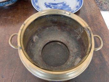 Collection vari&eacute;e en porcelaine, &eacute;maux cloisonn&eacute;s et bronze, Chine, 19&egrave;me/20&egrave;me si&egrave;cle