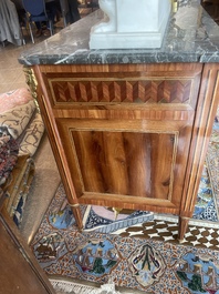 Commode d'&eacute;poque Louis XVI en placage d'acajou, parqueterie, montures en bronze dor&eacute; et dessus en marbre, estampill&eacute;e N. Petit, der. quart du 18&egrave;me s.