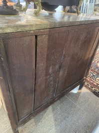 Commode d'&eacute;poque Louis XV en placage, parqueterie, montures en bronze dor&eacute; et dessus en marbre, estampill&eacute;e Galet, deuxi&egrave;me moiti&egrave; du 18&egrave;me s.