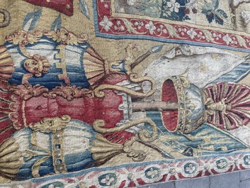 Importante tapisserie murale de Bruges repr&eacute;sentant 'Les porte-drapeaux' de la s&eacute;rie 'Les Triomphes de C&eacute;sar', seconde moiti&eacute; du 16&egrave;me si&egrave;cle