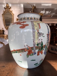 Vase en porcelaine de Chine famille verte &agrave; d&eacute;cor de dame et de quatre gar&ccedil;ons sur une terrasse, 19&egrave;me si&egrave;cle