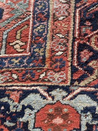 Grand tapis oriental de type Heriz &agrave; d&eacute;cor floral, laine sur coton, premi&egrave;re moiti&eacute; du 20&egrave;me si&egrave;cle