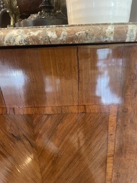 Commode d'&eacute;poque Louis XV en placage, parqueterie, montures en bronze dor&eacute; et dessus en marbre, estampill&eacute;e Galet, deuxi&egrave;me moiti&egrave; du 18&egrave;me s.