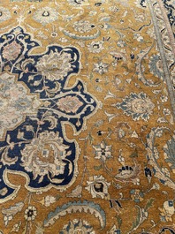 Grand tapis oriental de type Tabriz &agrave; d&eacute;cor floral, laine sur coton, deuxi&egrave;me quart du 20&egrave;me si&egrave;cle