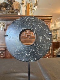 Trois disques bi en jade et serpentine, Chine, probablement &eacute;poque Liangzhu et post&eacute;rieur