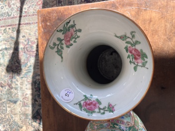 Paire de vase en porcelaine de Chine famille rose de Canton sur fond c&eacute;ladon &agrave; d&eacute;cor de sc&egrave;nes de palais, d'animaux et d'antiquit&eacute;s, 19&egrave;me si&egrave;cle