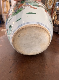 Vase en porcelaine de Chine famille verte &agrave; d&eacute;cor de dame et de quatre gar&ccedil;ons sur une terrasse, 19&egrave;me si&egrave;cle